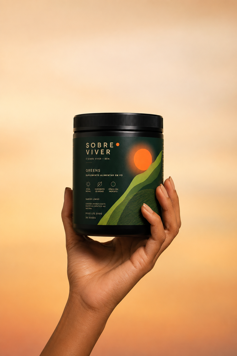 Pote de Sobre Viver Greens na mão, contra o pôr do sol